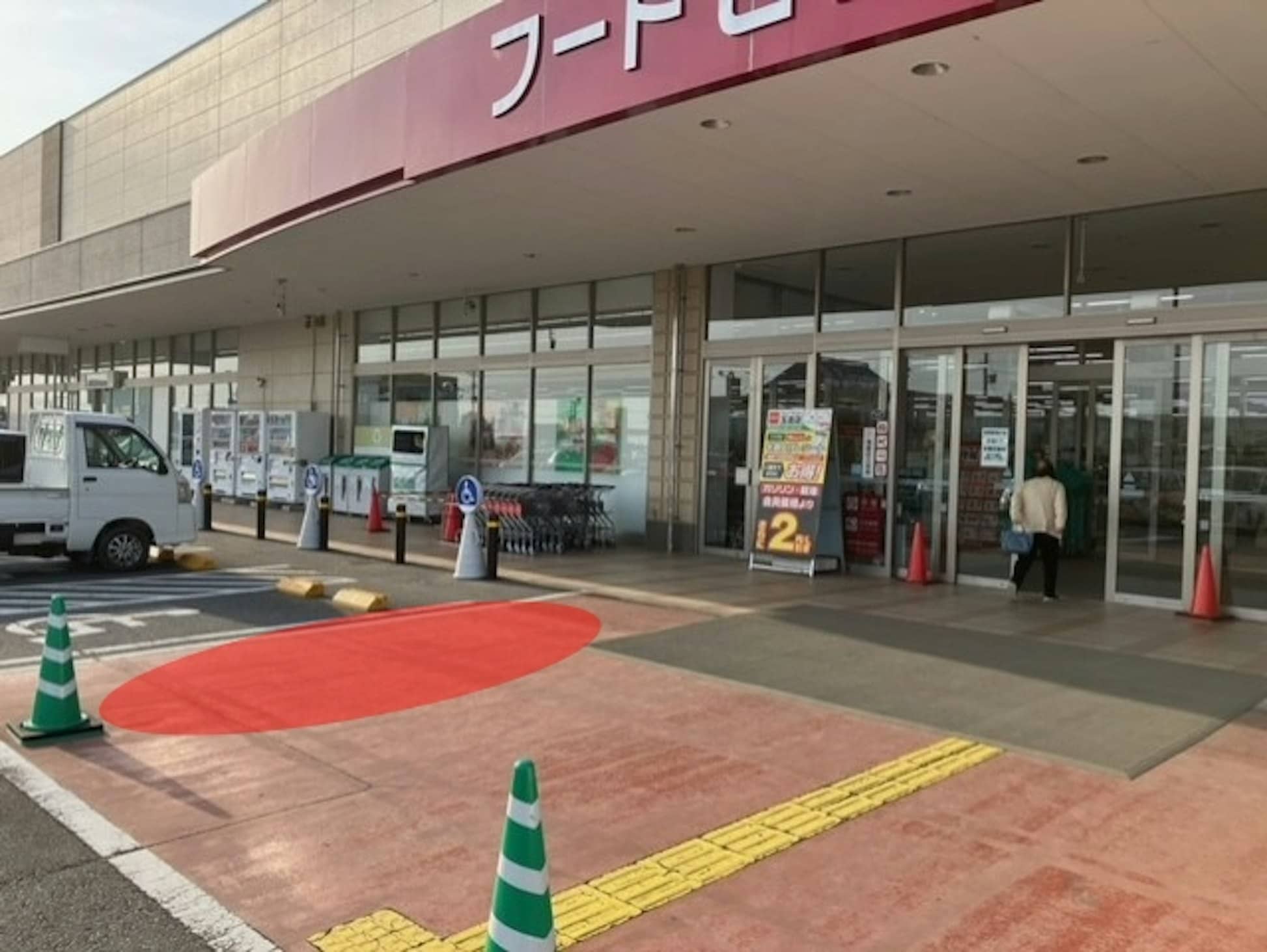 キッチンカーや各種プロモーションに最適な正面入り口前屋外イベントスペース