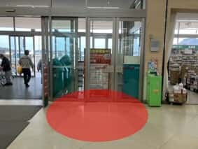 各種プロモーションや食物販に最適な食品側入り口ガラス面催事イベントスペース